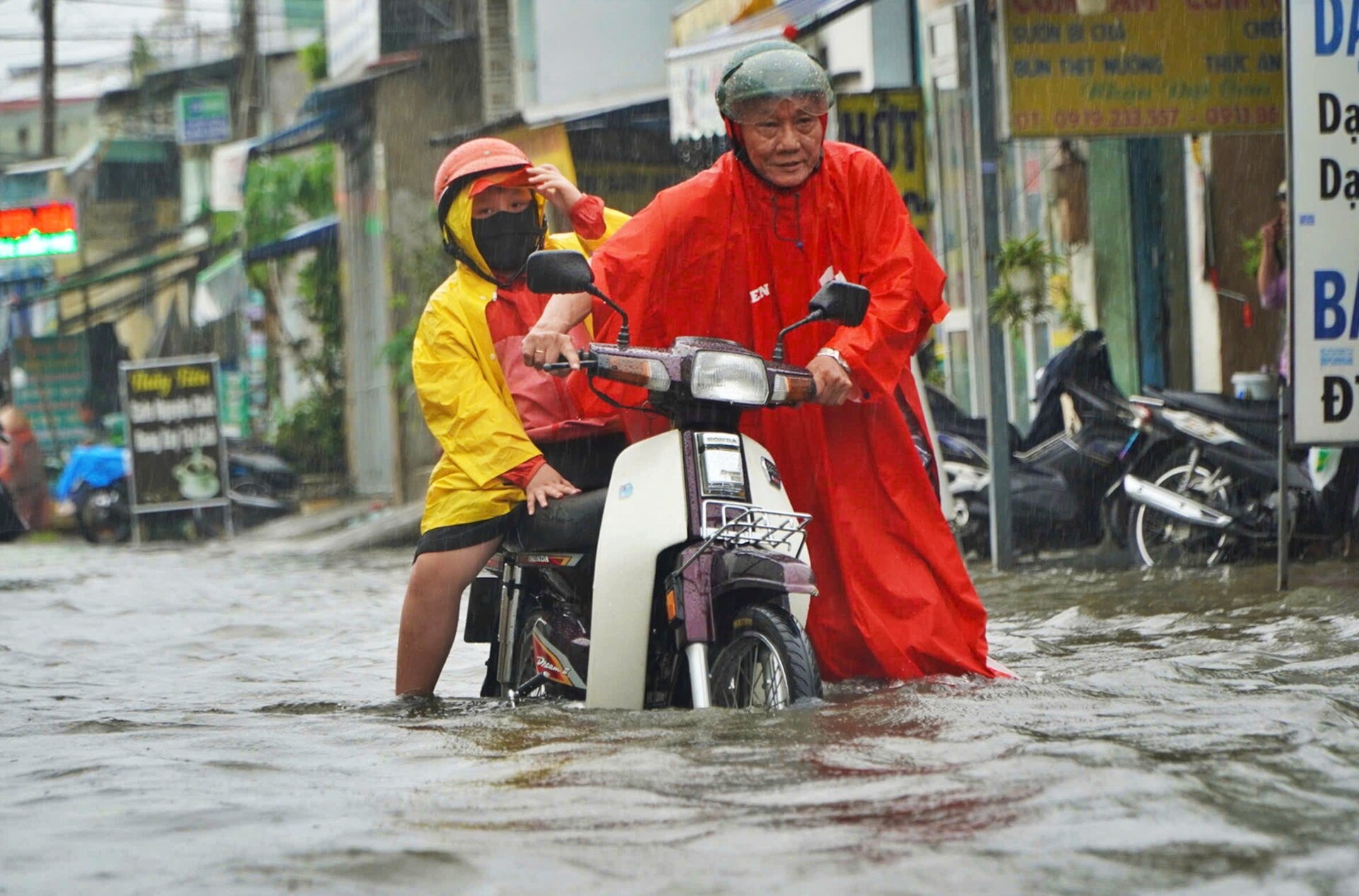 TP.HCM: Mưa kéo dài 5 tiếng, ô tô chết máy, người dân bì bõm lội giữa biển nước- Ảnh 16.