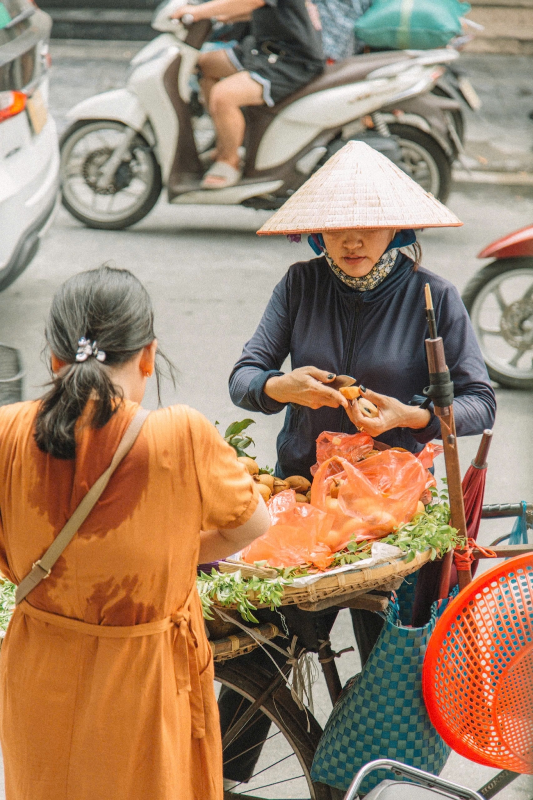 Những "cô hàng rong" mang theo cả mùa thu Hà Nội- Ảnh 3.