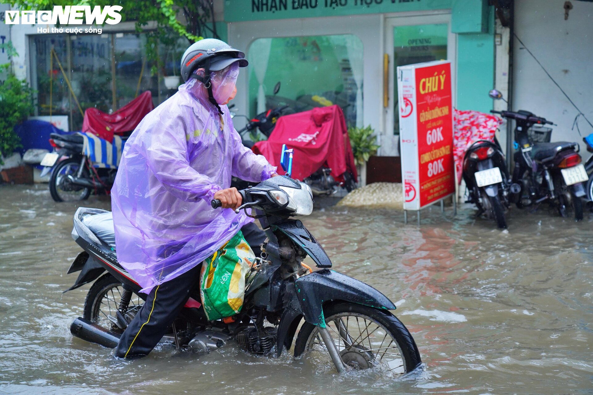 TP.HCM: Mưa kéo dài 5 tiếng, ô tô chết máy, người dân bì bõm lội giữa biển nước- Ảnh 5.