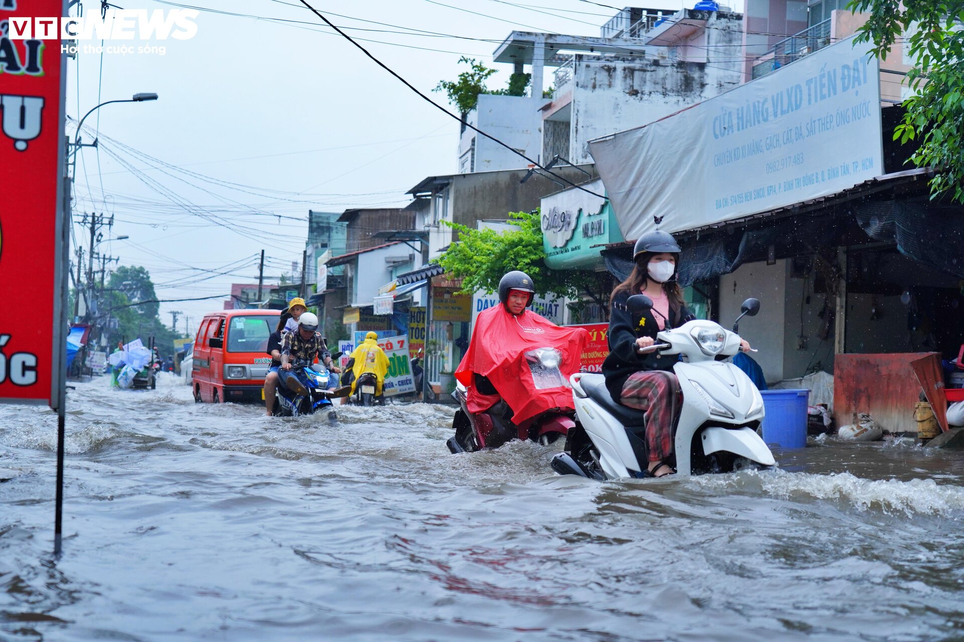 TP.HCM: Mưa kéo dài 5 tiếng, ô tô chết máy, người dân bì bõm lội giữa biển nước- Ảnh 2.