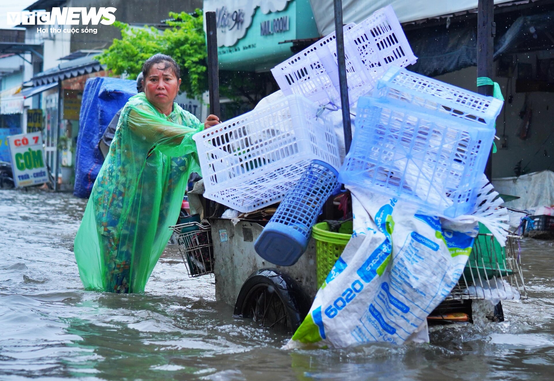 TP.HCM: Mưa kéo dài 5 tiếng, ô tô chết máy, người dân bì bõm lội giữa biển nước- Ảnh 8.