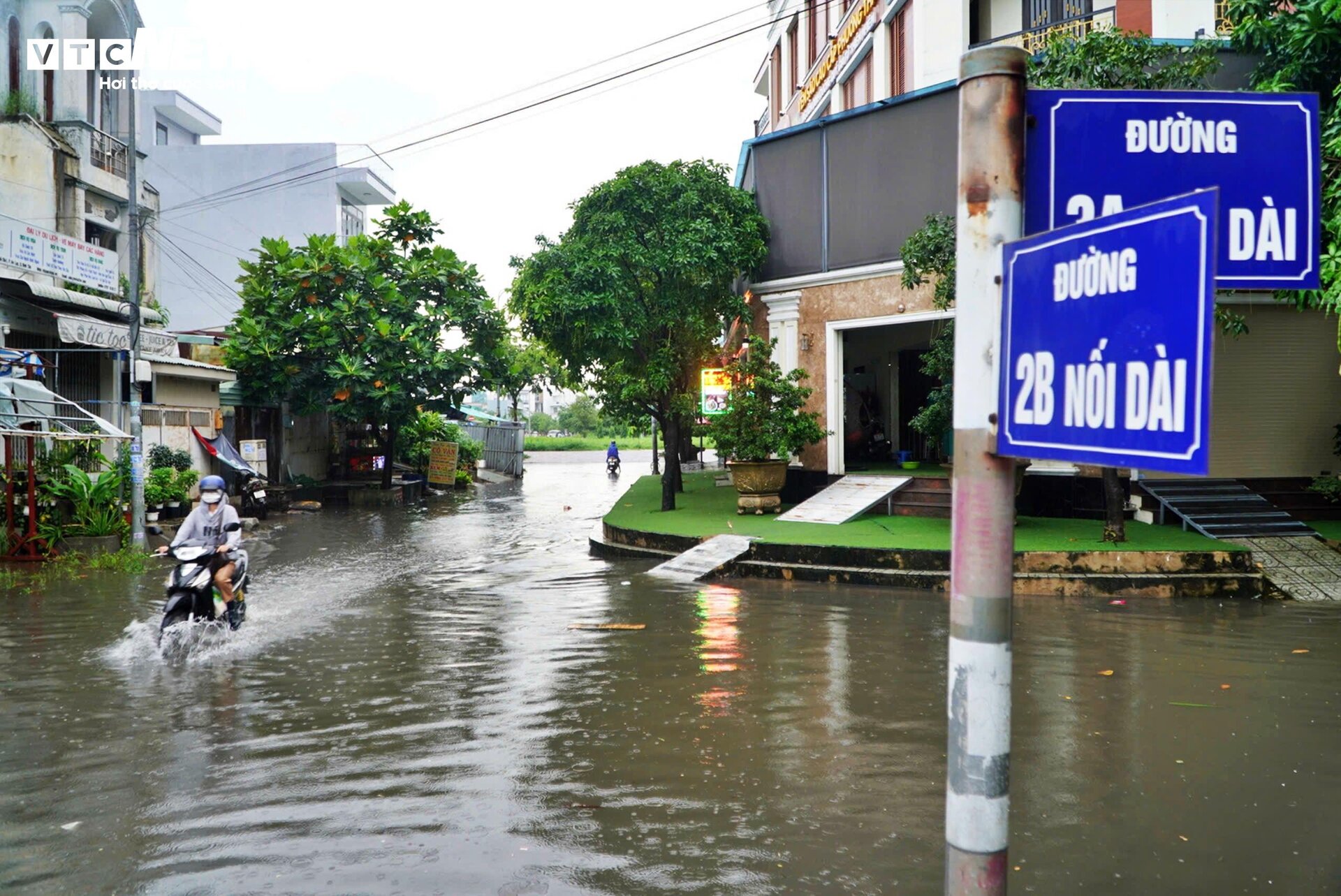 TP.HCM: Mưa kéo dài 5 tiếng, ô tô chết máy, người dân bì bõm lội giữa biển nước- Ảnh 15.