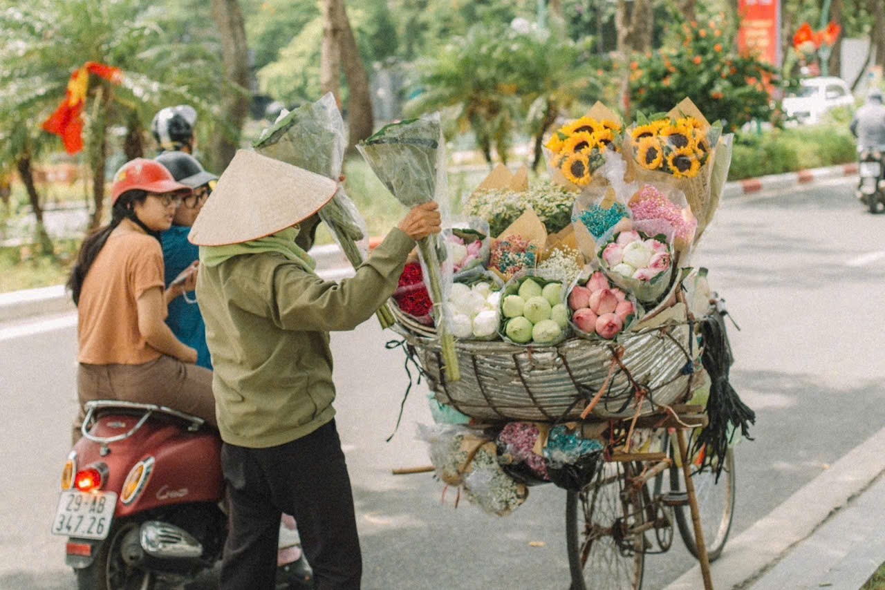 Những "cô hàng rong" mang theo cả mùa thu Hà Nội- Ảnh 8.