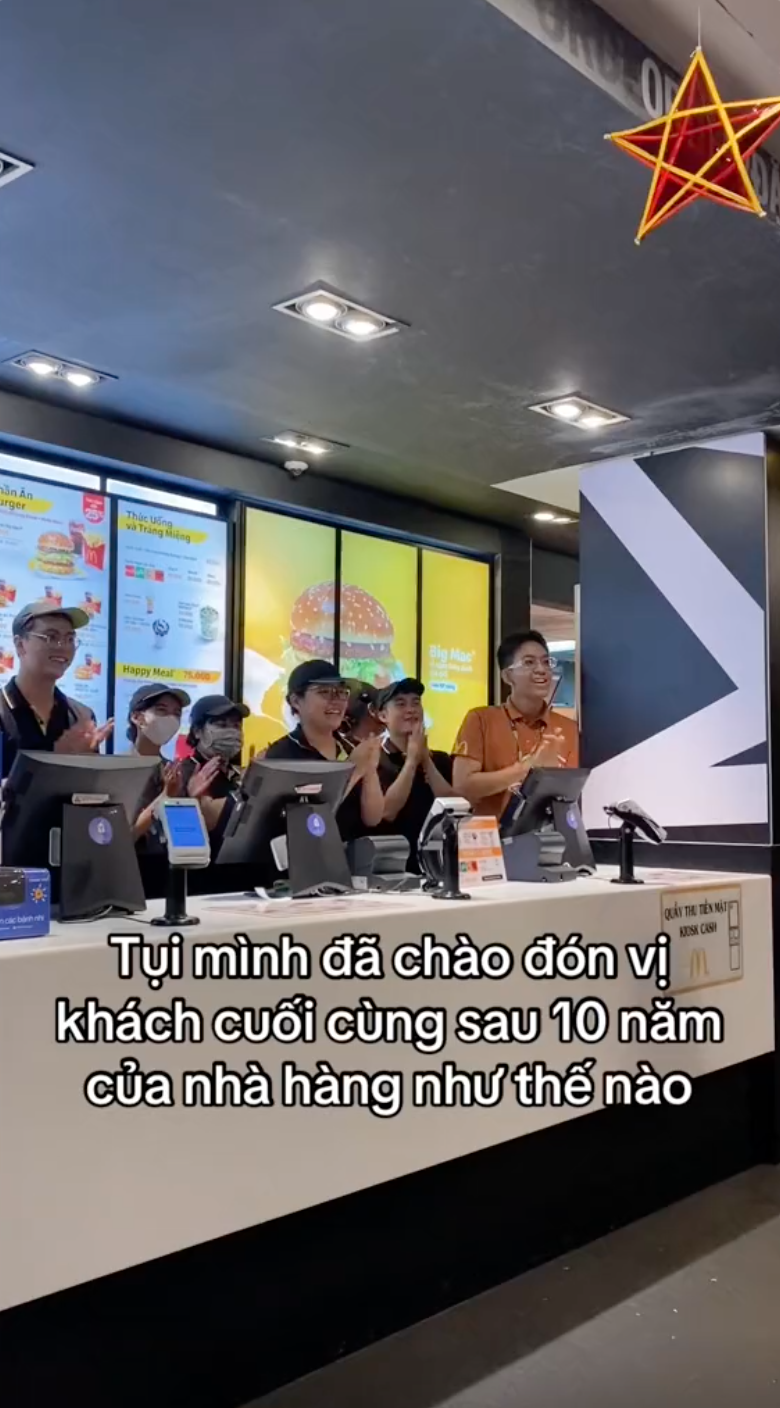 Nhân viên McDonald's Bến Thành chia tay vị khách cuối cùng, dấy lên nghi vấn "không trụ nổi" vì giá mặt bằng quá cao- Ảnh 1.