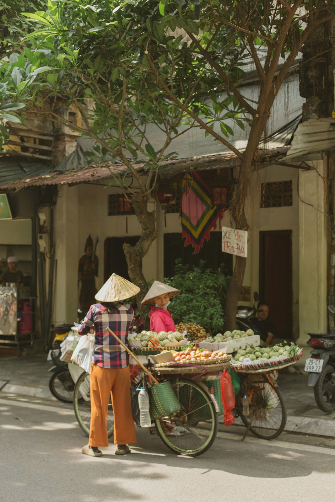 Những "cô hàng rong" mang theo cả mùa thu Hà Nội- Ảnh 9.