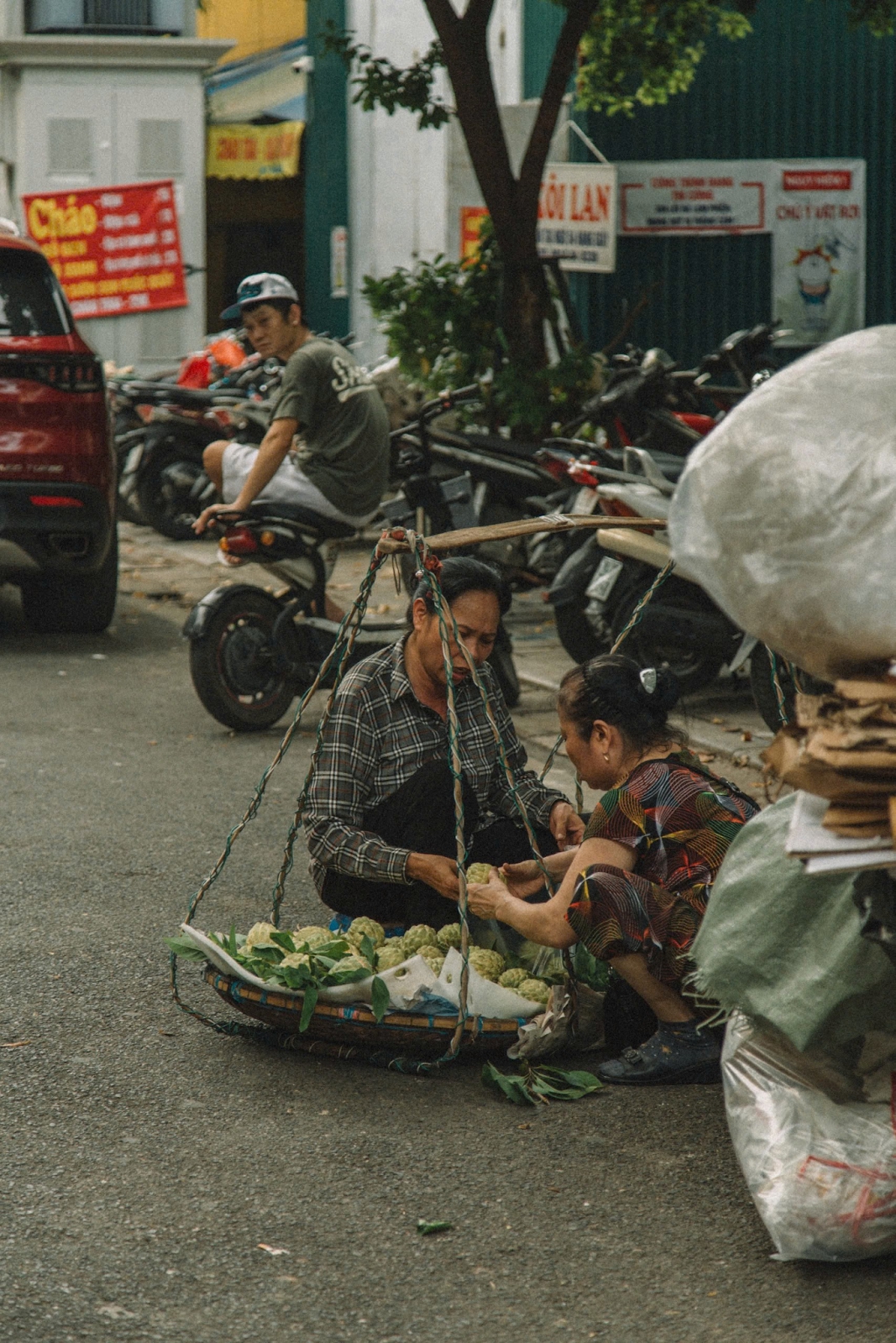 Những "cô hàng rong" mang theo cả mùa thu Hà Nội- Ảnh 2.