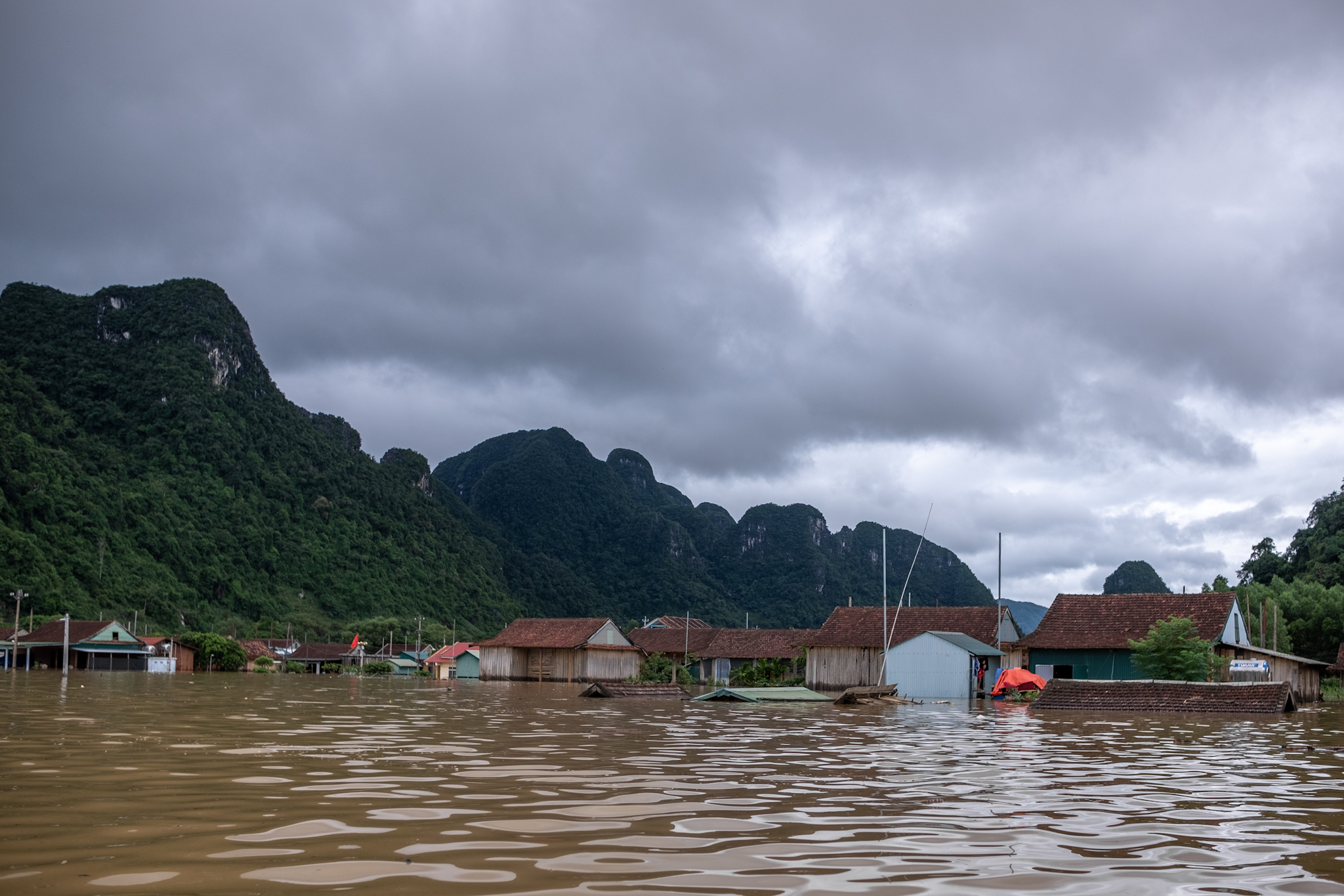 Lạ kỳ nơi người dân “sống vui với lũ” và chuyện nữ doanh nhân đứng sau những căn nhà “không bao giờ chìm” ở miền Trung- Ảnh 1.