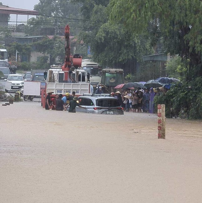 Mưa lũ cuốn trôi nhiều cột điện, hơn 800 hộ dân ở vùng núi Thanh Hóa mất điện- Ảnh 3.