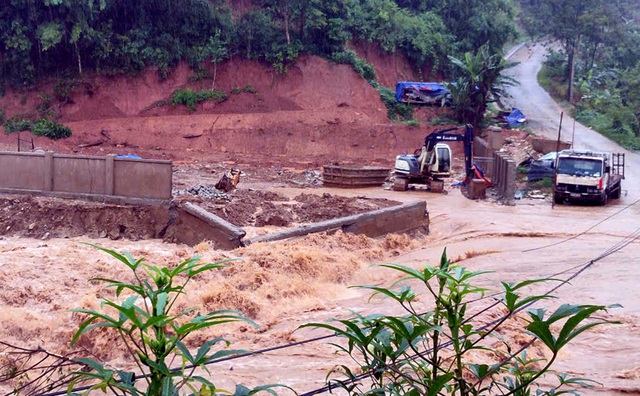 Mưa lớn khiến nước lũ dâng cao, xã biên giới Thanh Hóa khẩn cấp sơ tán dân- Ảnh 2.