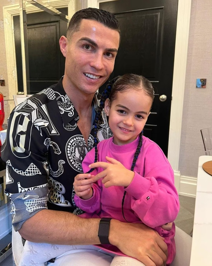 Ronaldo hỏi con gái 7 tuổi rằng tương lai muốn làm nghề gì, ngỡ ngàng với câu trả lời nhận được- Ảnh 3.