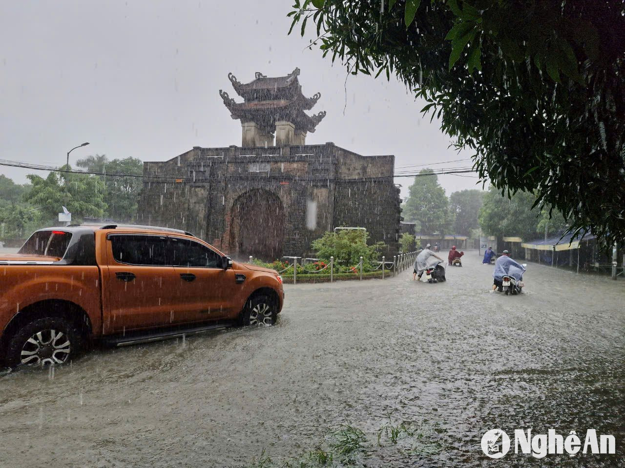 Ảnh: Mưa trắng trời suốt đêm, cả thành phố Vinh ngập trong nước- Ảnh 16.