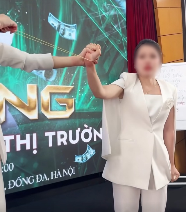 Bị nữ "tổng tài" bắn chun sưng tay để đào tạo bán hàng, người trong cuộc nói gì?- Ảnh 1.