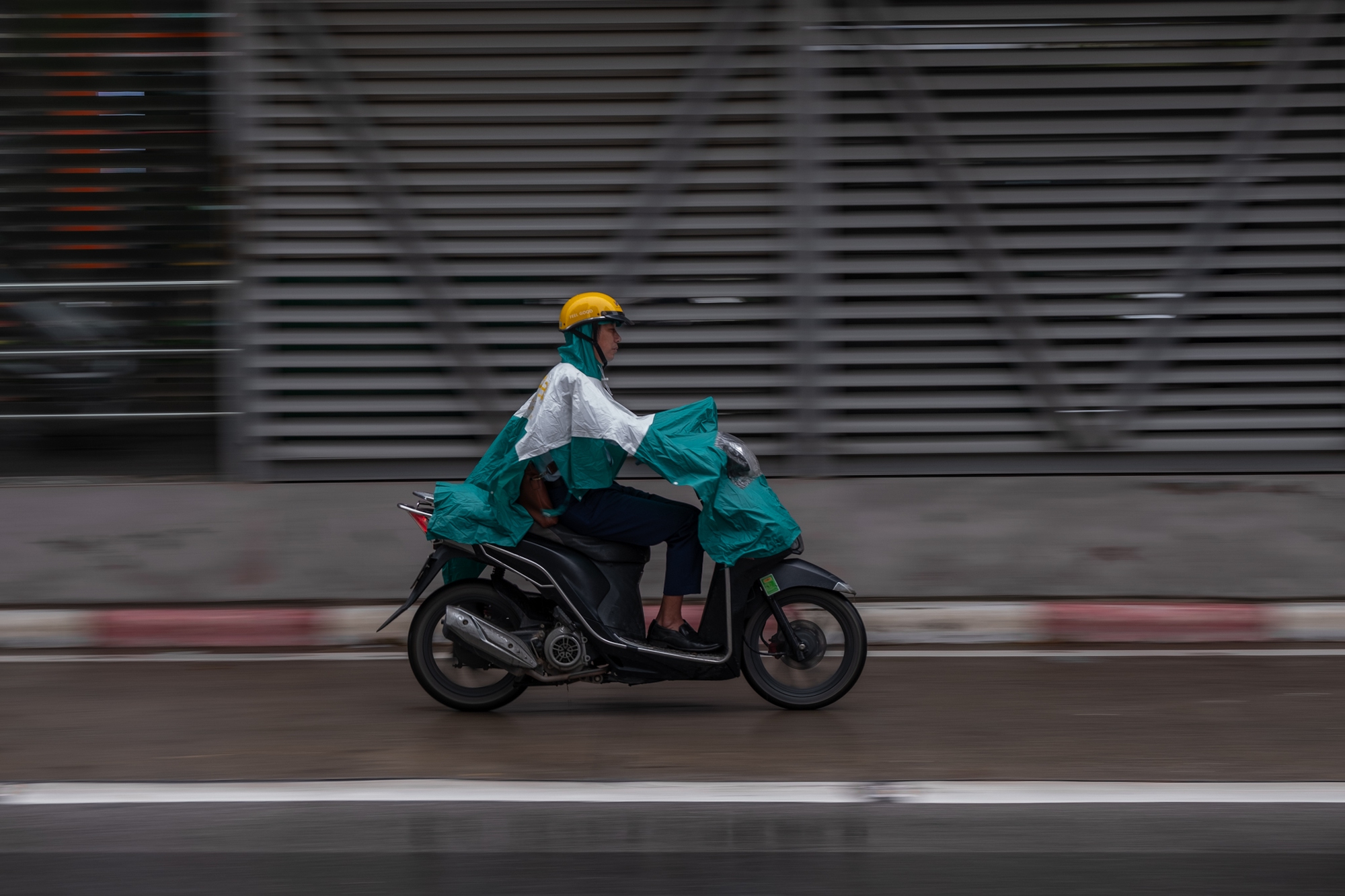 Hà Nội se lạnh cùng mưa rào sáng đầu tuần, người dân khoác thêm áo ấm, hưởng trọn không khí mát mẻ của mùa Thu- Ảnh 10.