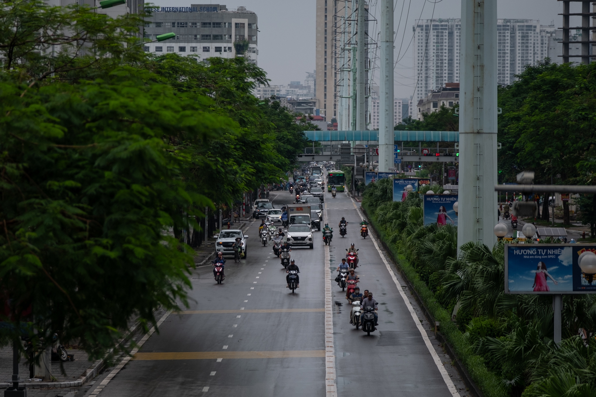 Hà Nội se lạnh cùng mưa rào sáng đầu tuần, người dân khoác thêm áo ấm, hưởng trọn không khí mát mẻ của mùa Thu- Ảnh 15.