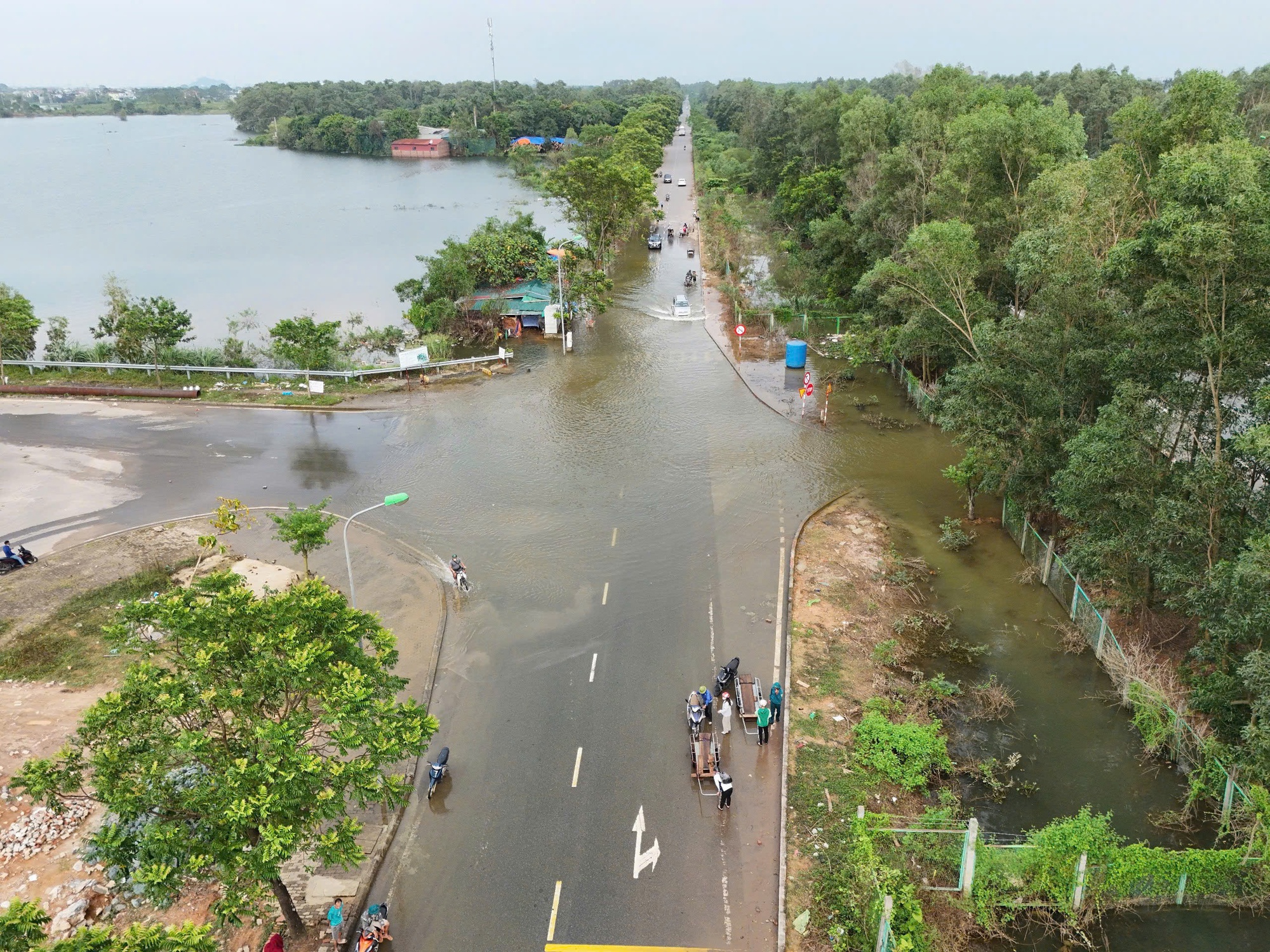 Hà Nội: Ngập sâu trên đại lộ Thăng Long, người dân phải bỏ 50.000 đồng thuê xe bò vượt qua- Ảnh 2.