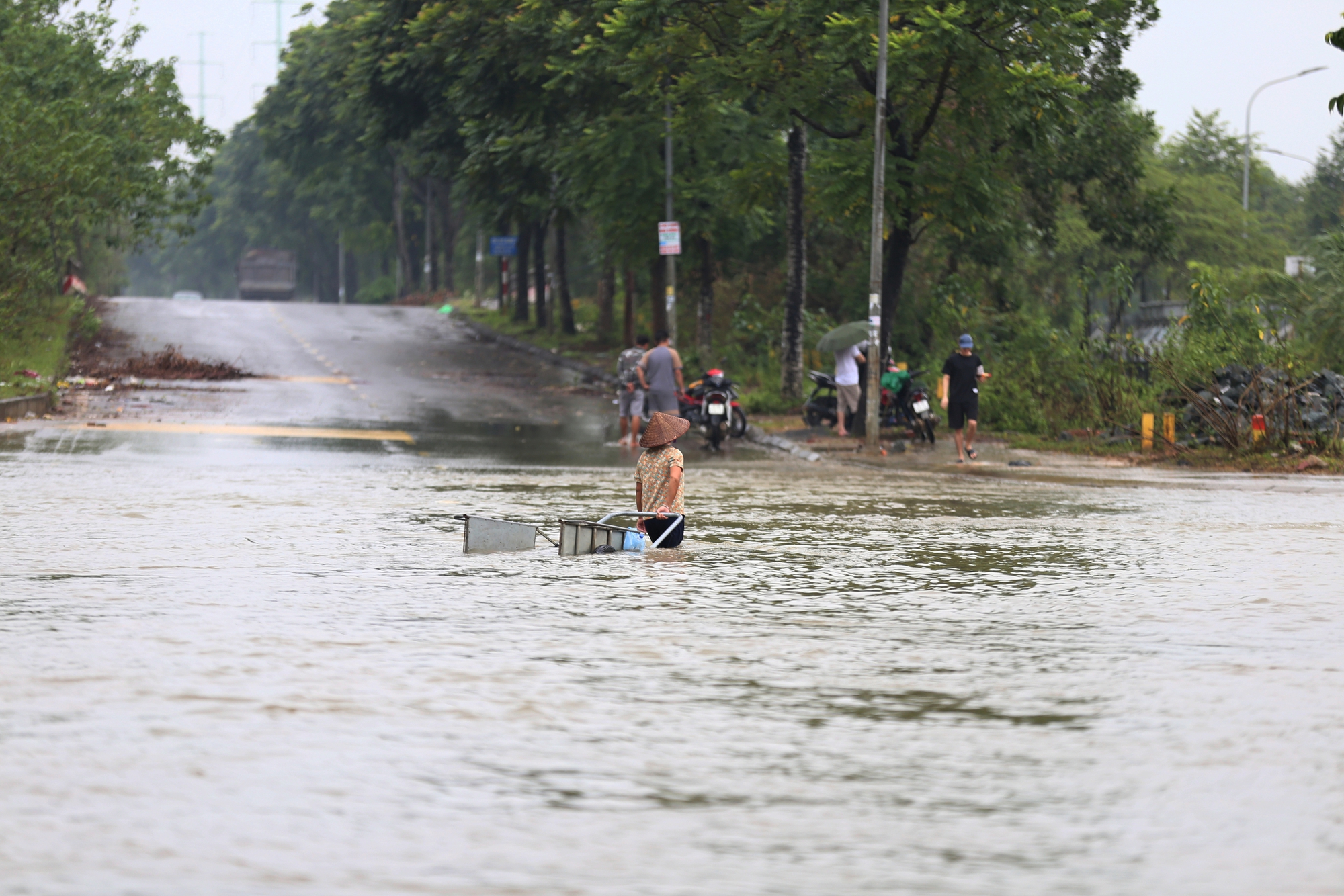 Hà Nội: Ngập sâu trên đại lộ Thăng Long, người dân phải bỏ 50.000 đồng thuê xe bò vượt qua- Ảnh 5.