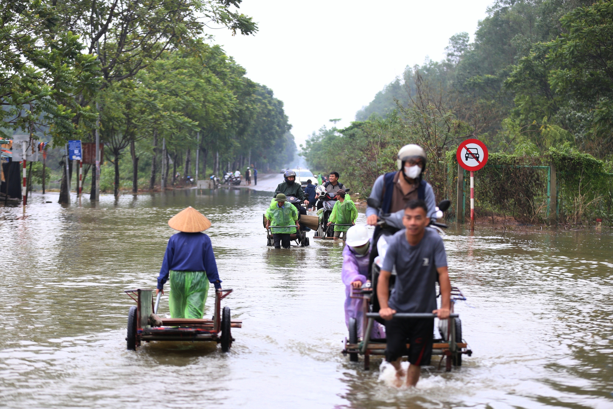 Hà Nội: Ngập sâu trên đại lộ Thăng Long, người dân phải bỏ 50.000 đồng thuê xe bò vượt qua- Ảnh 12.