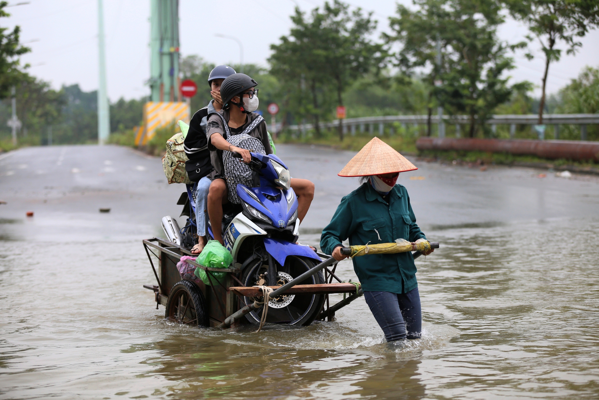 Hà Nội: Ngập sâu trên đại lộ Thăng Long, người dân phải bỏ 50.000 đồng thuê xe bò vượt qua- Ảnh 21.