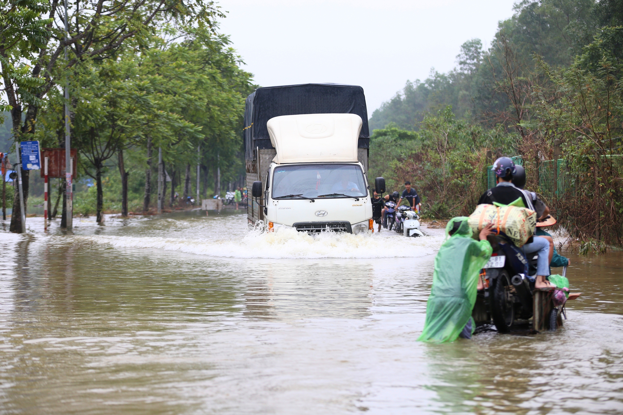 Hà Nội: Ngập sâu trên đại lộ Thăng Long, người dân phải bỏ 50.000 đồng thuê xe bò vượt qua- Ảnh 4.