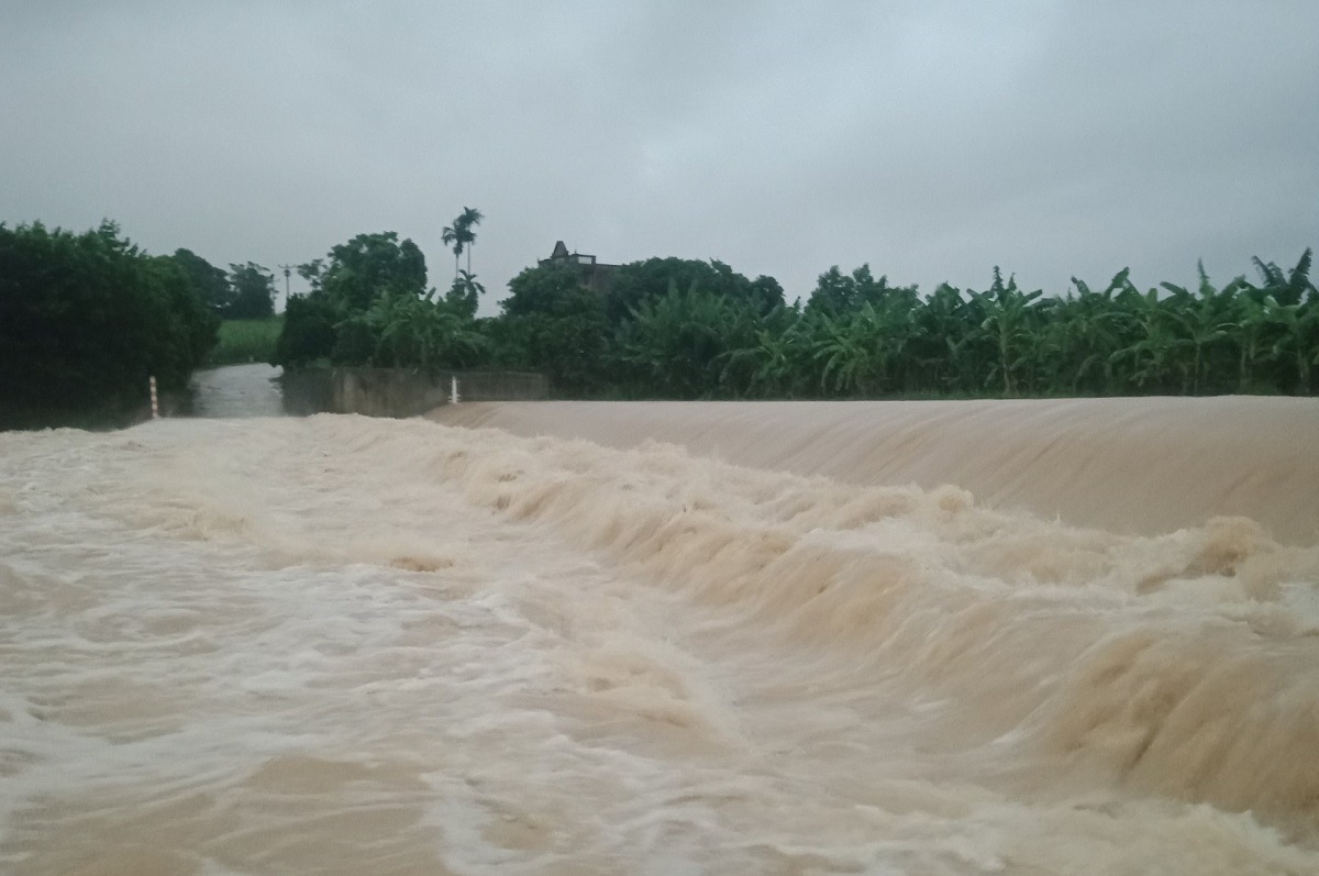 Mưa rất to từ Thanh Hóa đến Thừa Thiên - Huế, ngập nhiều nơi, đe doạ lũ quét, sạt lở đất- Ảnh 1.