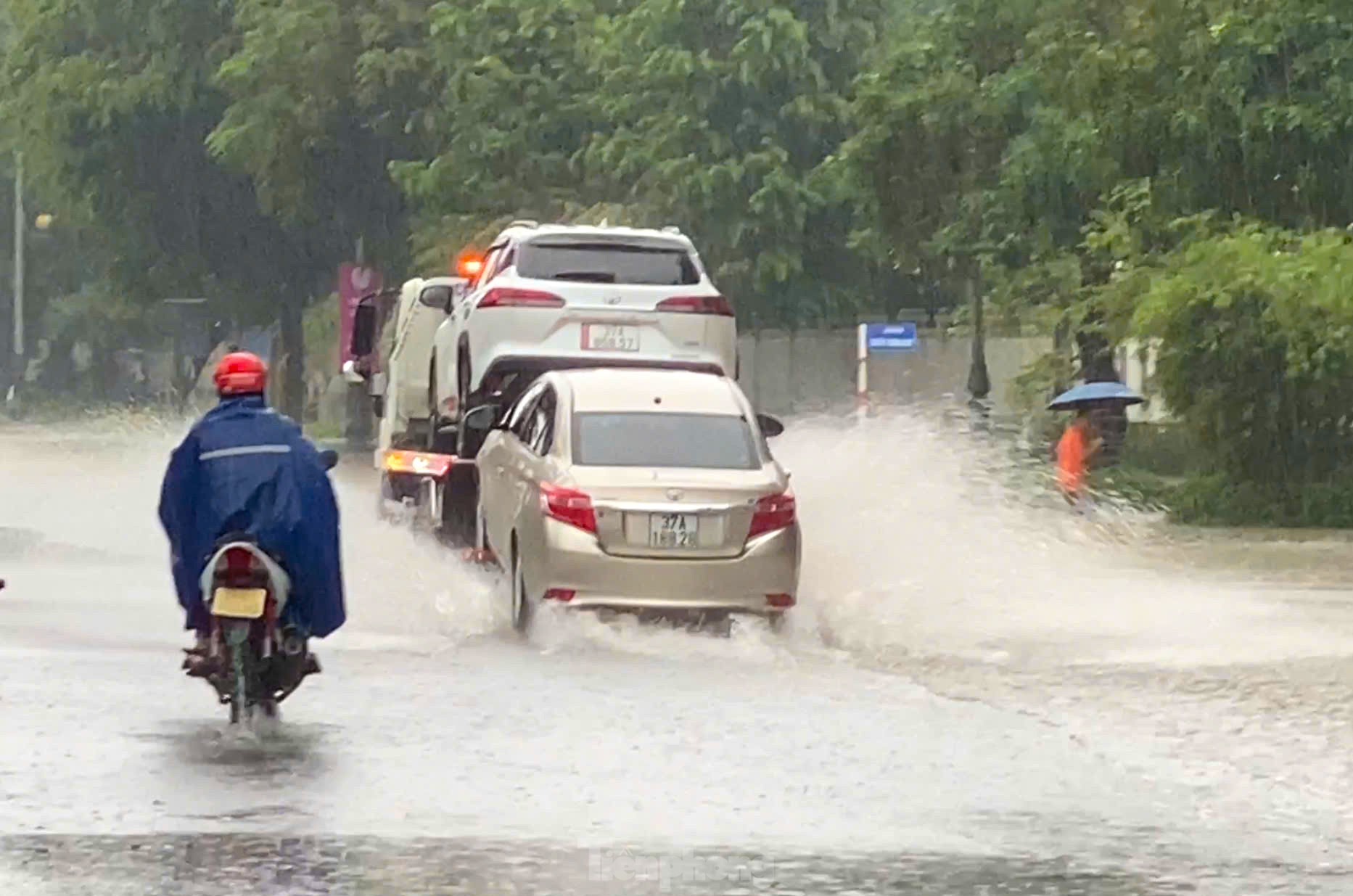 Đường ngập sâu, dân bì bõm mang thùng xốp làm thuyền kéo đồ trên phố- Ảnh 14.