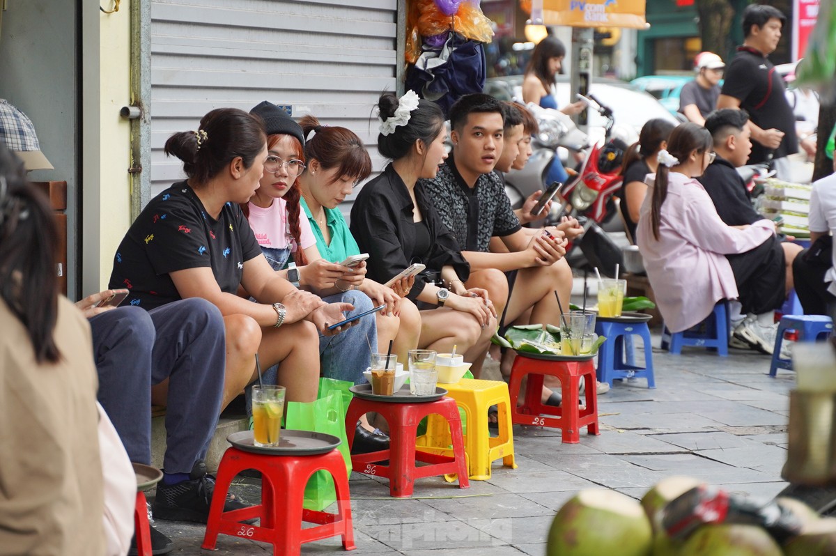 Du khách thích thú đón gió lạnh đầu mùa ở Hà Nội- Ảnh 11.