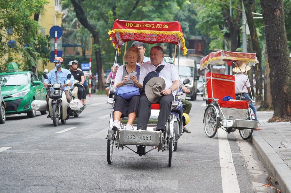 Du khách thích thú đón gió lạnh đầu mùa ở Hà Nội- Ảnh 9.