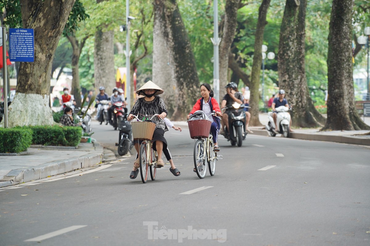 Du khách thích thú đón gió lạnh đầu mùa ở Hà Nội- Ảnh 8.