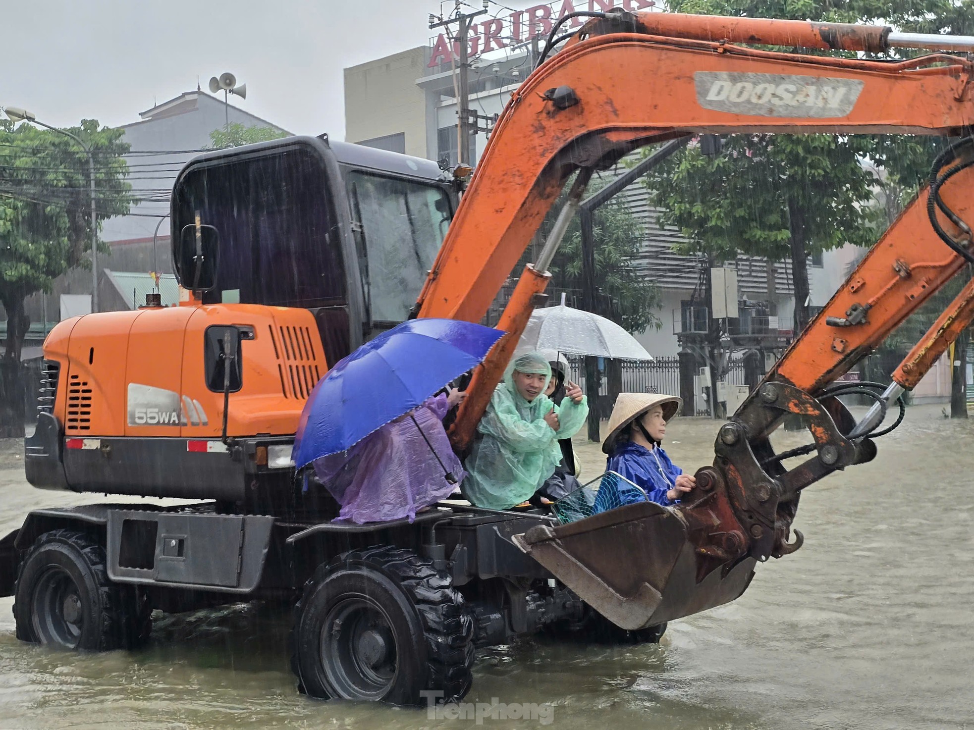 Đường ngập sâu, dân bì bõm mang thùng xốp làm thuyền kéo đồ trên phố- Ảnh 6.