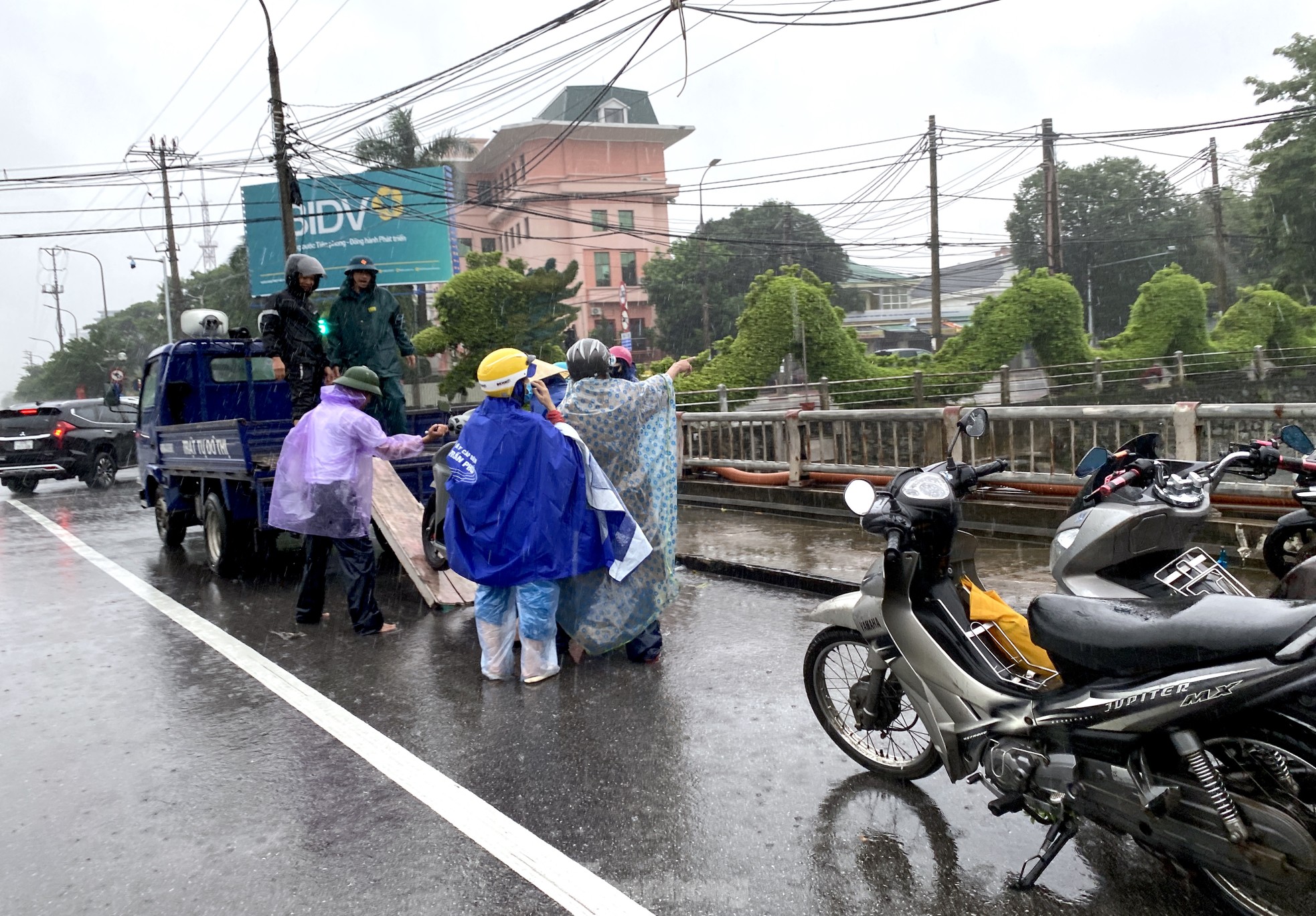 Đường ngập sâu, dân bì bõm mang thùng xốp làm thuyền kéo đồ trên phố- Ảnh 5.