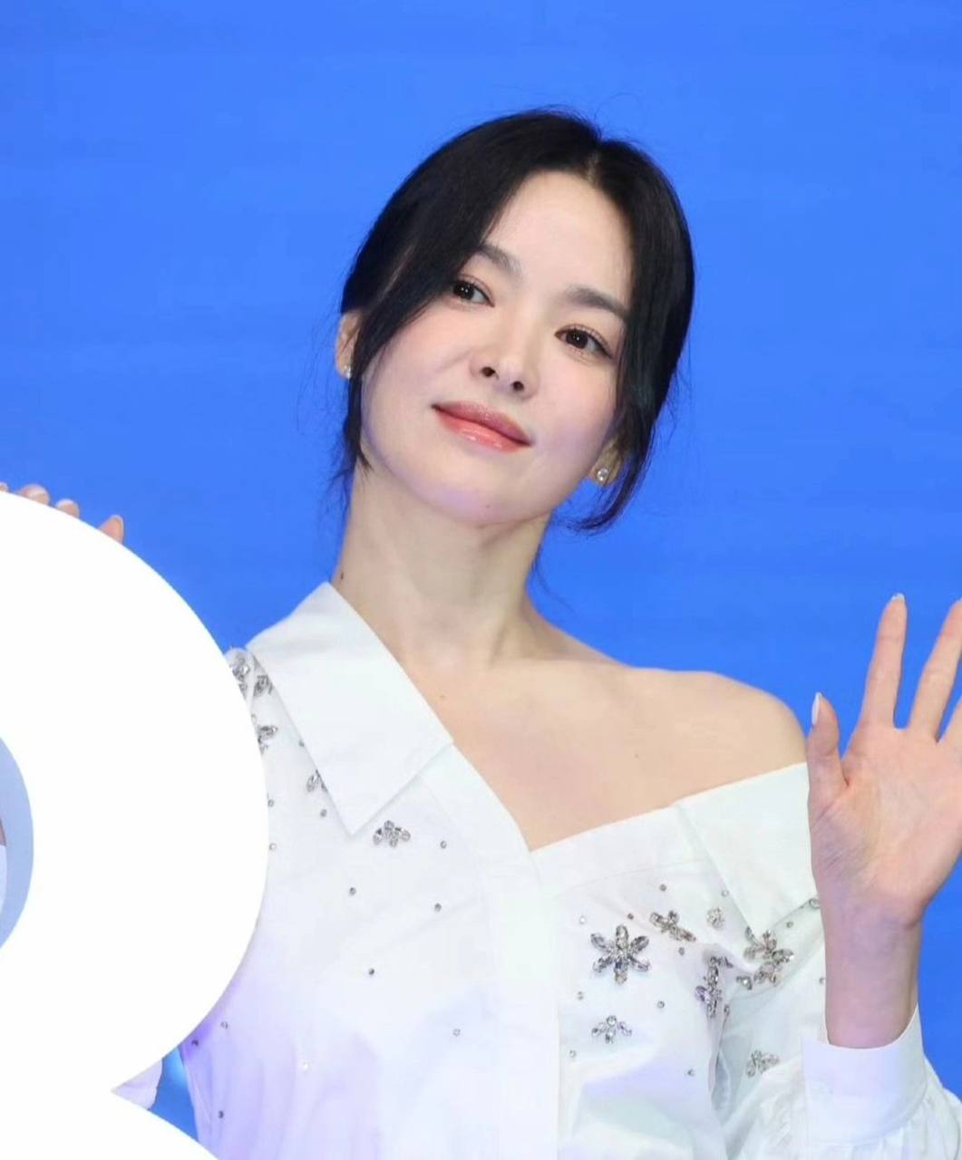 Song Hye Kyo đẹp dịu dàng tại sự kiện nhưng lại khiến fan chán nản vì 1 điều- Ảnh 5.