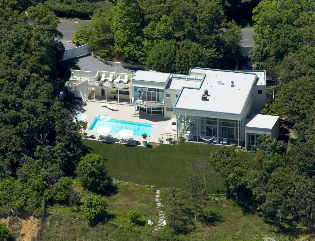 “Unveiling the Hidden Secrets of Diddy’s East Hampton Mansion A Star