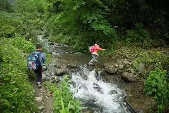 Đi họp lớp cấp 3, nam sinh nhà nghèo ngày xưa phải gom đồ ăn thừa, tối đến về nhà nhận tin nhắn bất ngờ từ lớp trưởng mà sững sờ- Ảnh 1.