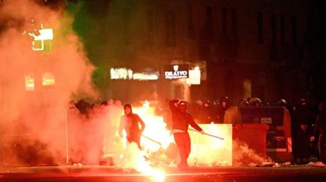 Bạo lực kinh hoàng ở bóng đá Italia: Hooligan tấn công cảnh sát bằng gậy bóng chày- Ảnh 1.