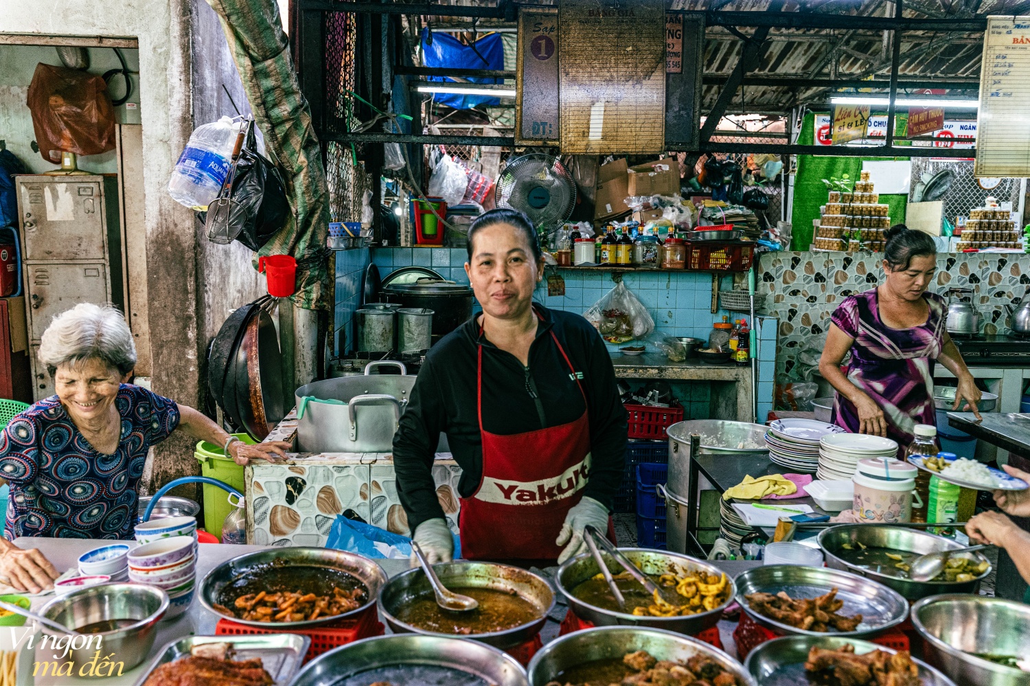 Tiệm cơm bình dân trong khu chợ trăm tuổi nổi tiếng với đồ ăn ngon xếp đầy ắp như núi, chị chủ xởi lởi nhìn khách mà nói giá- Ảnh 5.