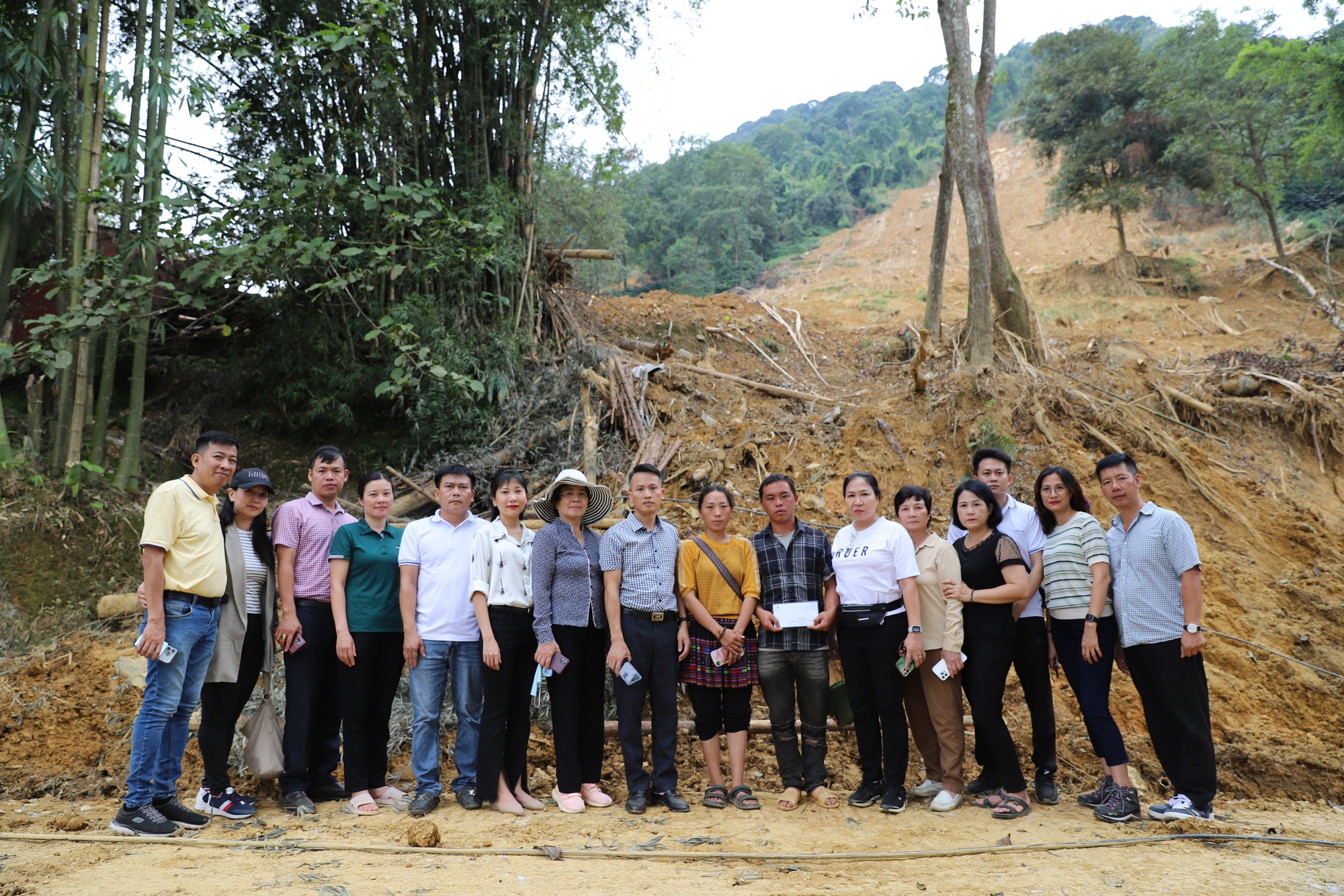 Người đàn ông mất cả gia đình em trai trong trận sạt lở ở Si Ma Cai: Nghe tiếng kêu cứu mà bất lực- Ảnh 3.