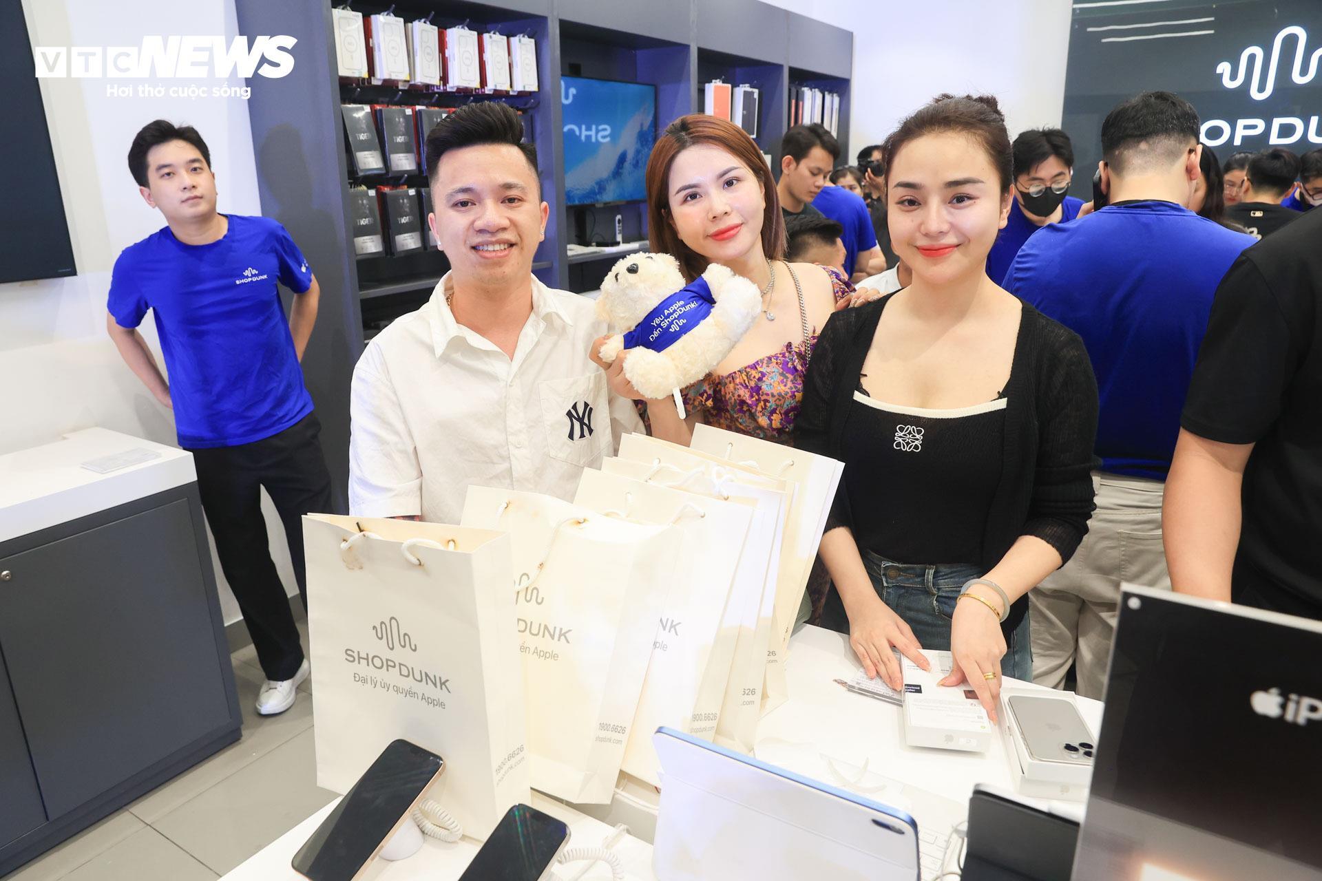 Nam thanh niên cầu hôn bạn gái bằng iPhone 16 Pro Max trong ngày đầu mở bán- Ảnh 6.