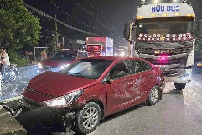 Ô tô chở thuốc lá lậu tông hàng loạt phương tiện trên đường bỏ chạy- Ảnh 1.