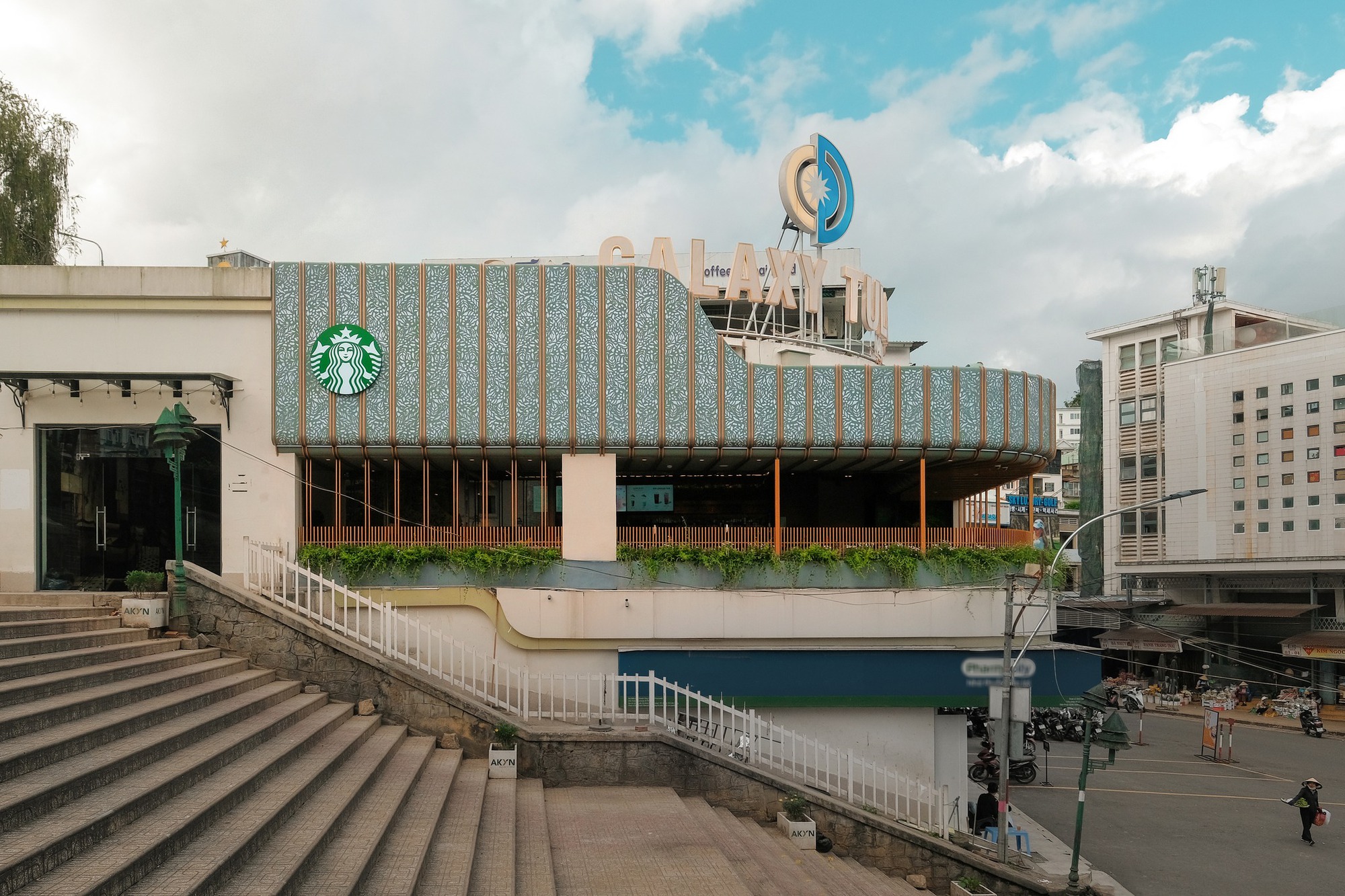 Starbucks "chào sân" Đà Lạt: Vị trí xịn xò, giờ mở cửa mới gây bất ngờ- Ảnh 1.