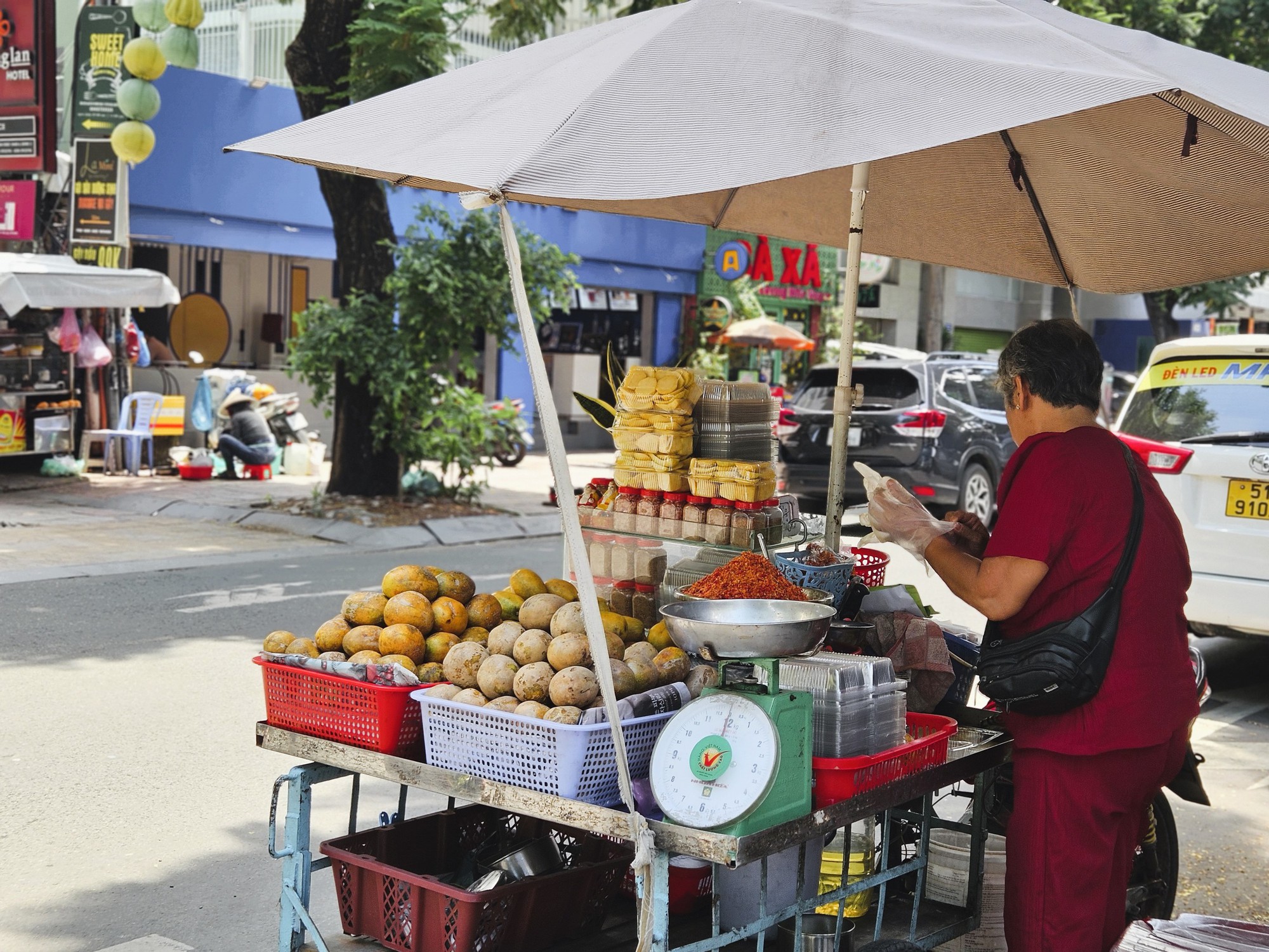 "Tiểu thư" bán cóc chín lề đường thu nhập đến 30 triệu/ tháng, giá mắc cỡ nào dân văn phòng cũng ráng mua bằng được- Ảnh 1.