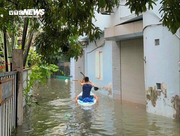 Lộ những khu ngập nặng ở Hà Nội sau bão lũ, người mua "bỏ của chạy lấy người"- Ảnh 1.