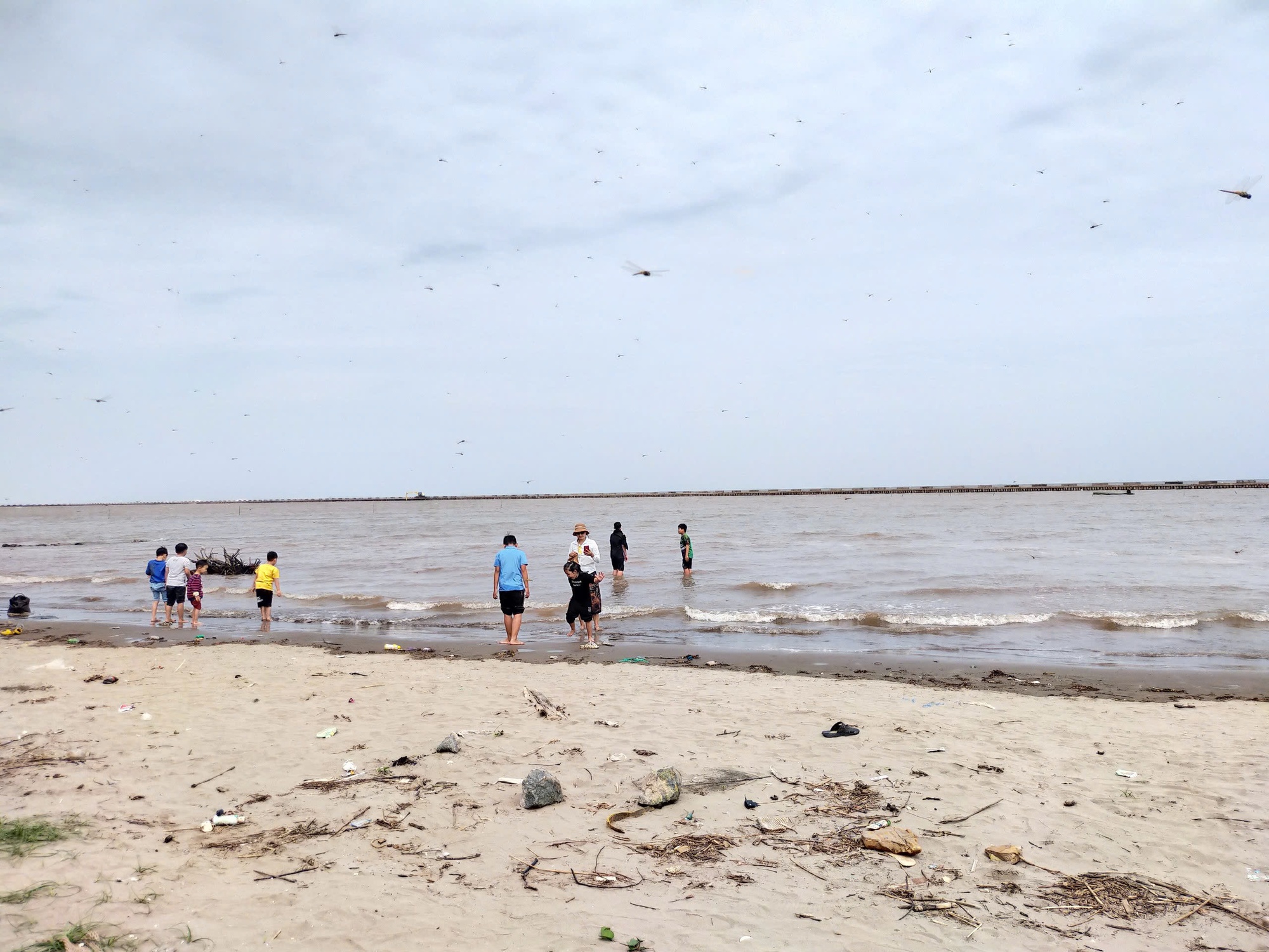 Ninh Bình: Nhóm học sinh rủ nhau tắm biển, một nạn nhân bị sóng cuốn mất tích- Ảnh 1.