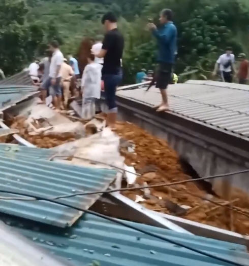 Sạt lở trên quốc lộ Hà Nội - Hà Giang, nhiều ngôi nhà bị sập- Ảnh 1.