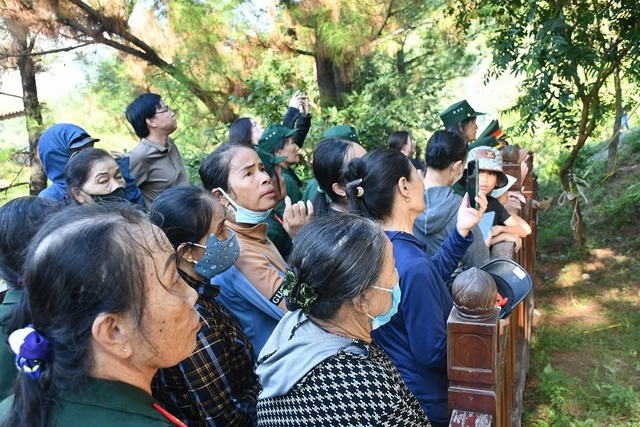 Hình ảnh xúc động tại Lễ an táng phu nhân Đại tướng Võ Nguyên Giáp tại Vũng Chùa - Đảo Yến- Ảnh 5.