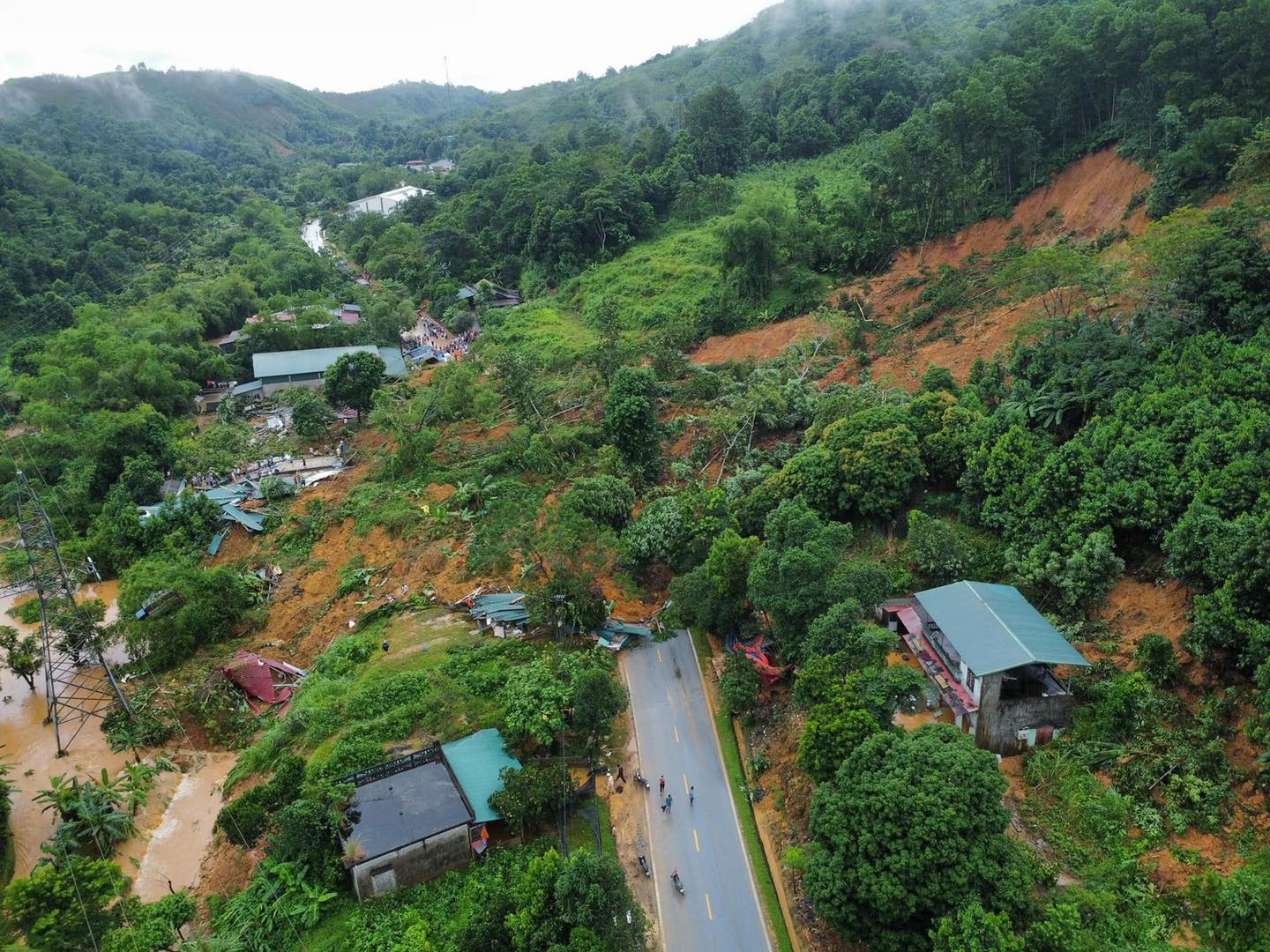 Sạt lở trên quốc lộ Hà Nội - Hà Giang, nhiều ngôi nhà bị sập- Ảnh 3.