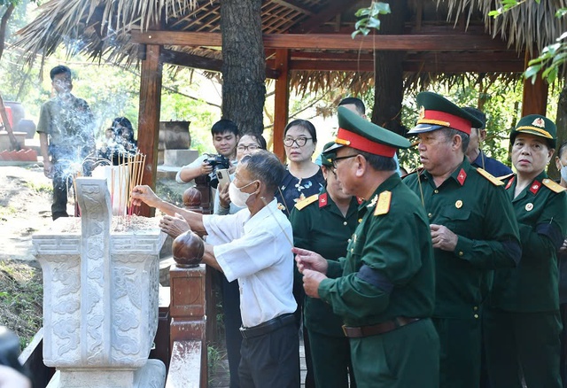 Hình ảnh xúc động tại Lễ an táng phu nhân Đại tướng Võ Nguyên Giáp tại Vũng Chùa - Đảo Yến- Ảnh 9.