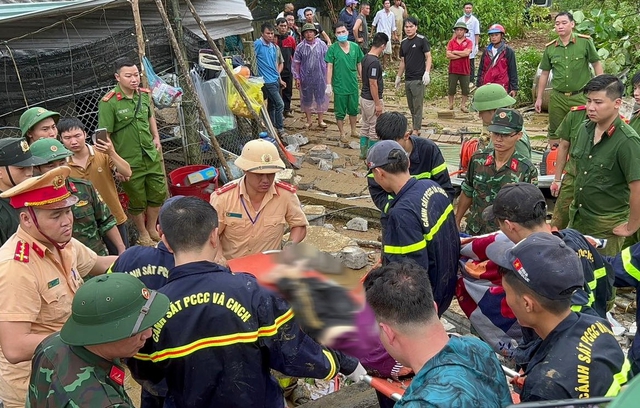 Vụ sạt lở đất vùi lấp nhiều nhà dân, xe ôtô: Tìm thấy 1 người tử vong, số nạn nhân có thể còn tăng- Ảnh 2.