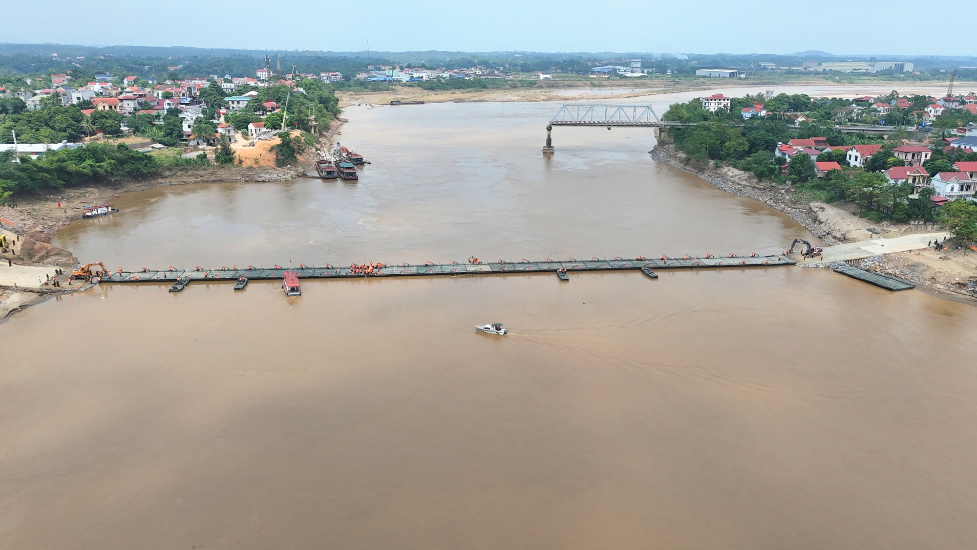 Người dân phấn khởi khi cầu phao được hoàn thiện: "Kể từ ngày cầu Phong Châu bị sập, mình phải đi đường vòng 50km mới đến trường"- Ảnh 1.