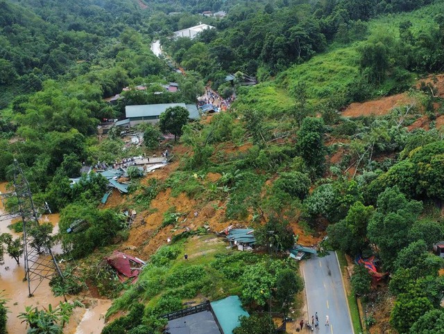 Vụ sạt lở đất vùi lấp nhiều nhà dân, xe ôtô: Tìm thấy 1 người tử vong, số nạn nhân có thể còn tăng- Ảnh 3.