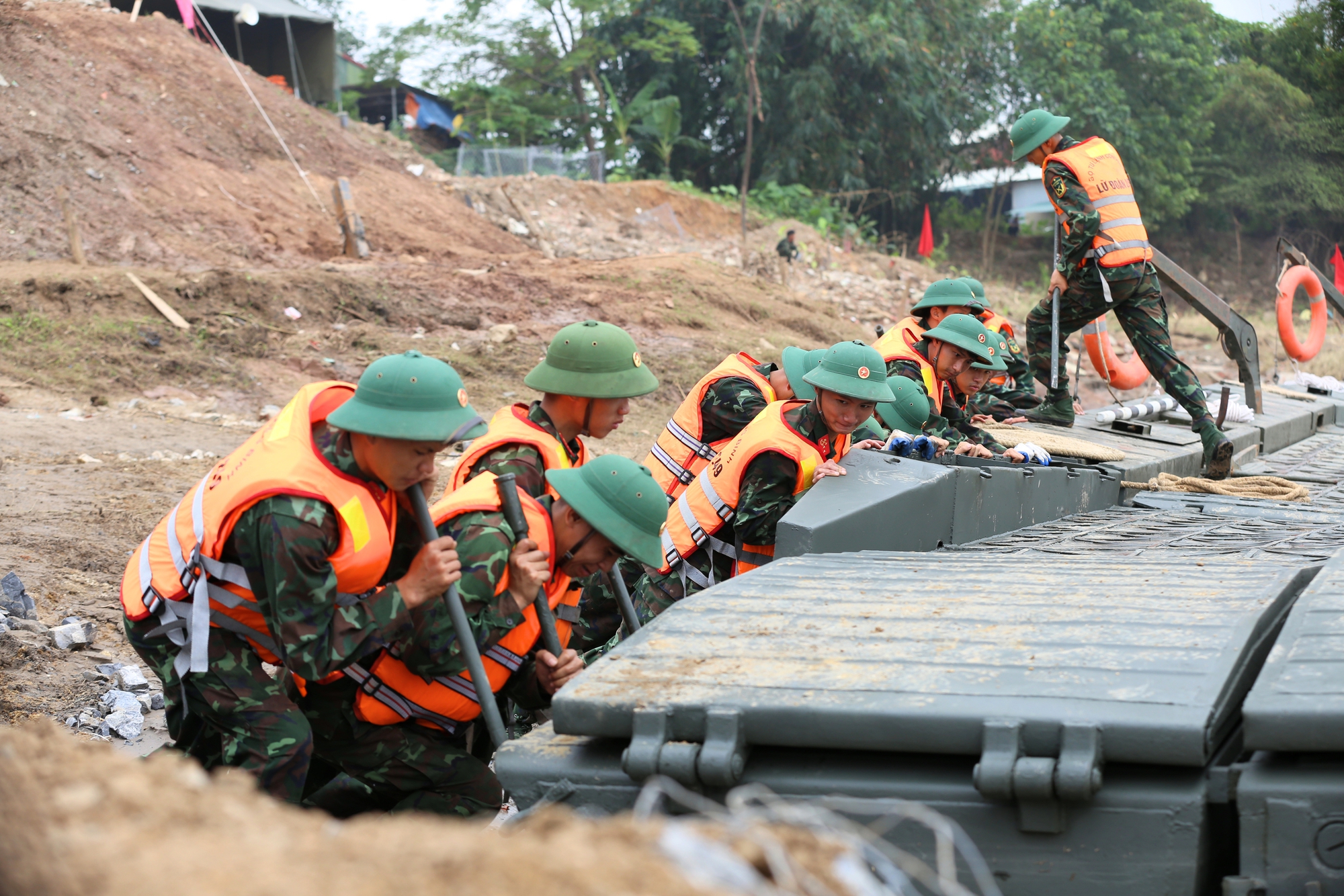 Cận cảnh cầu phao 60 tấn được hoàn thiện, thay thế cầu Phong Châu sau gần 20 ngày xảy ra sự cố kinh hoàng- Ảnh 6.